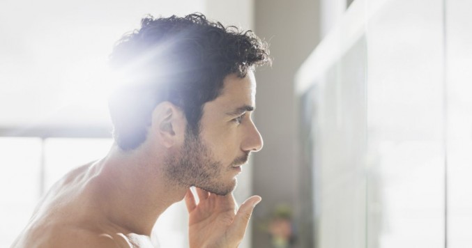 Nettoyer son visage à la brosse électrique quand on est un homme